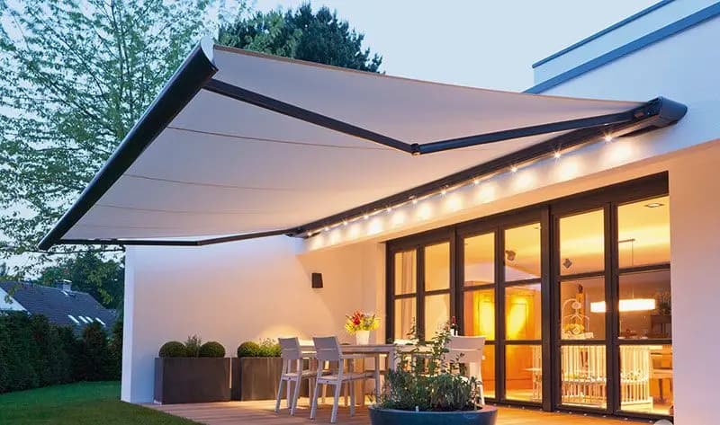 Auvent extérieur durable motorisé en gros d'usine avec éclairage LED auvents rétractables