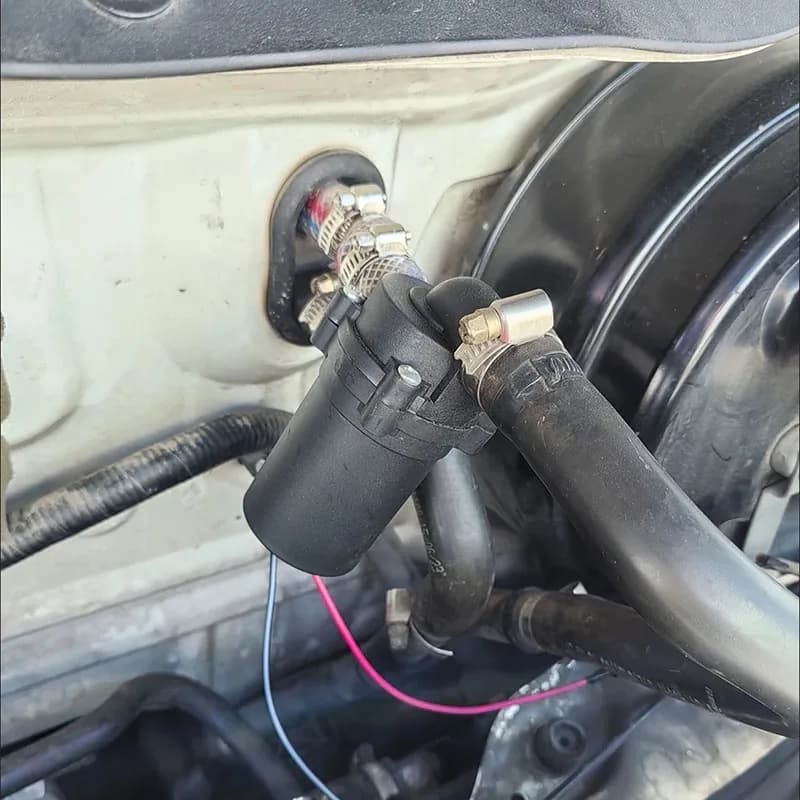 La nouvelle pompe à eau de voiture 12V 18W renforce automatiquement le chauffage de la climatisation et accélère la circulation de l'eau.
