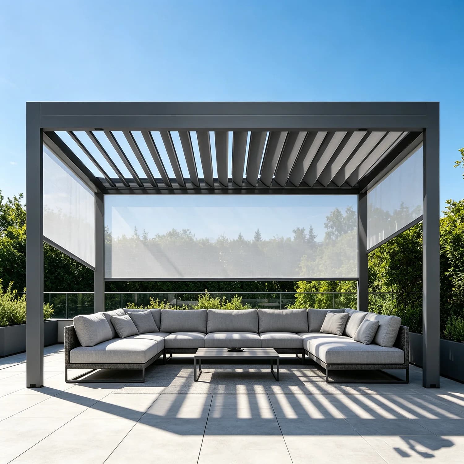 Pergola bioclimatique avec lames orientables
