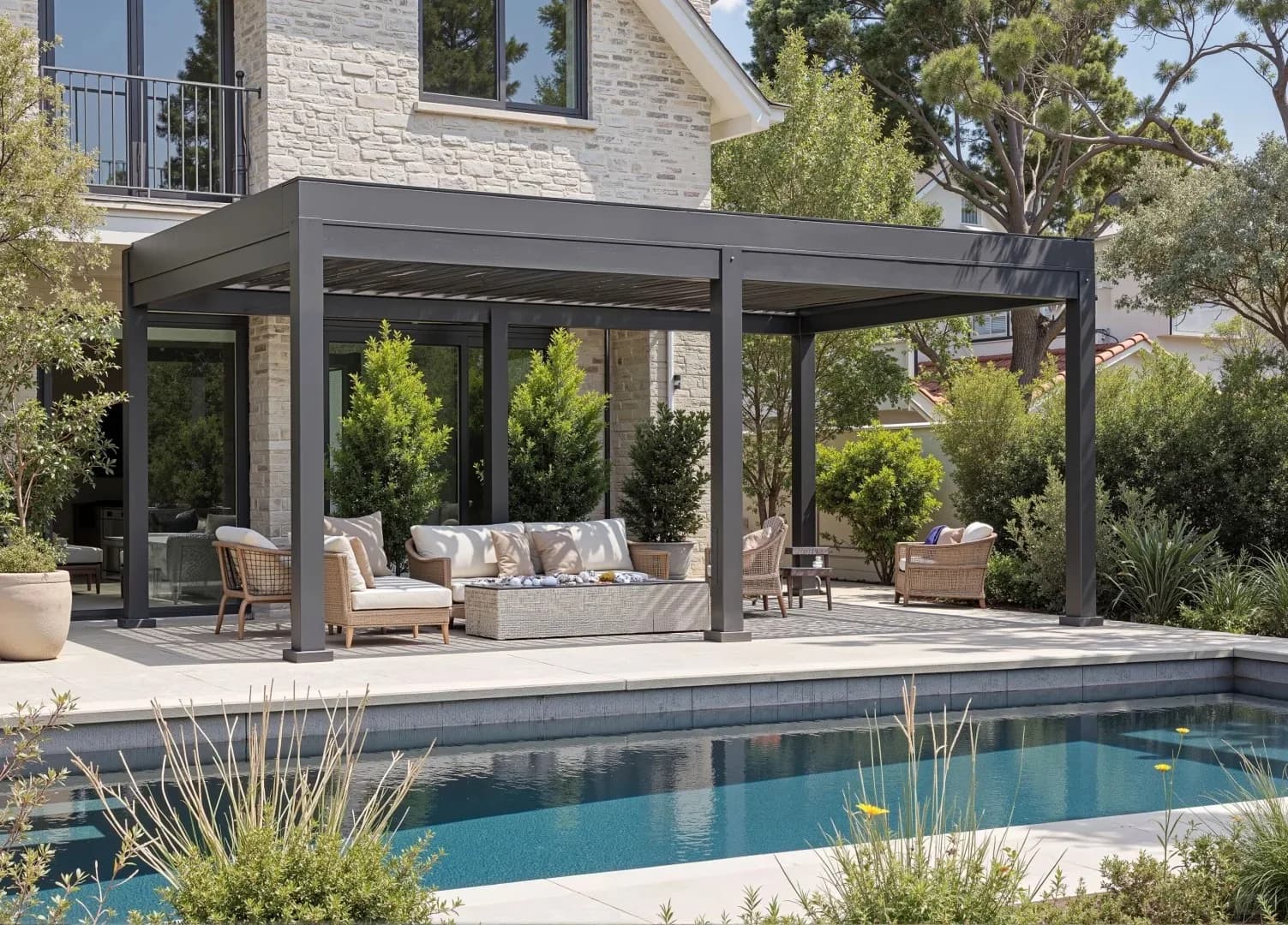 Pergola bioclimatique motorisée en aluminium avec toit à lames orientables