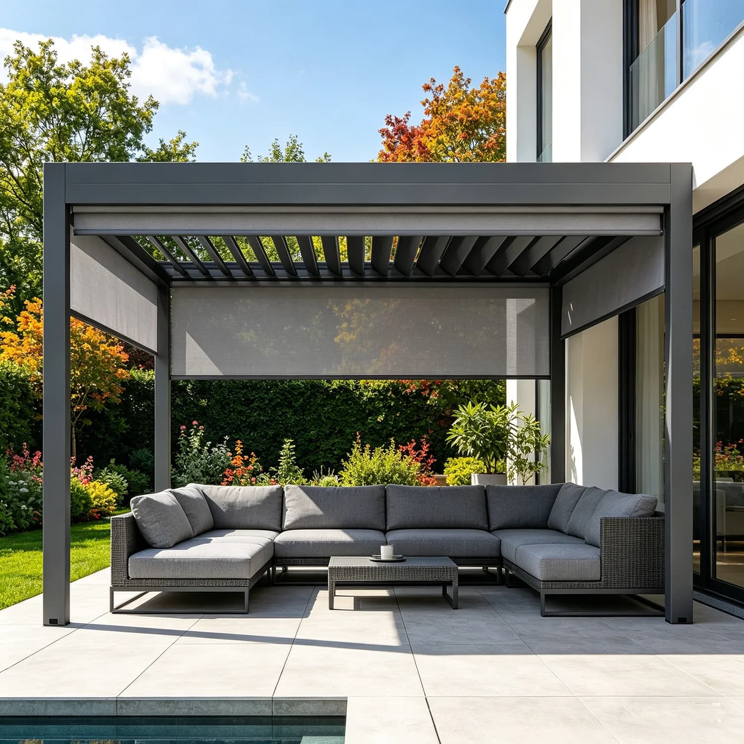 Pergola bioclimatique avec lames orientables