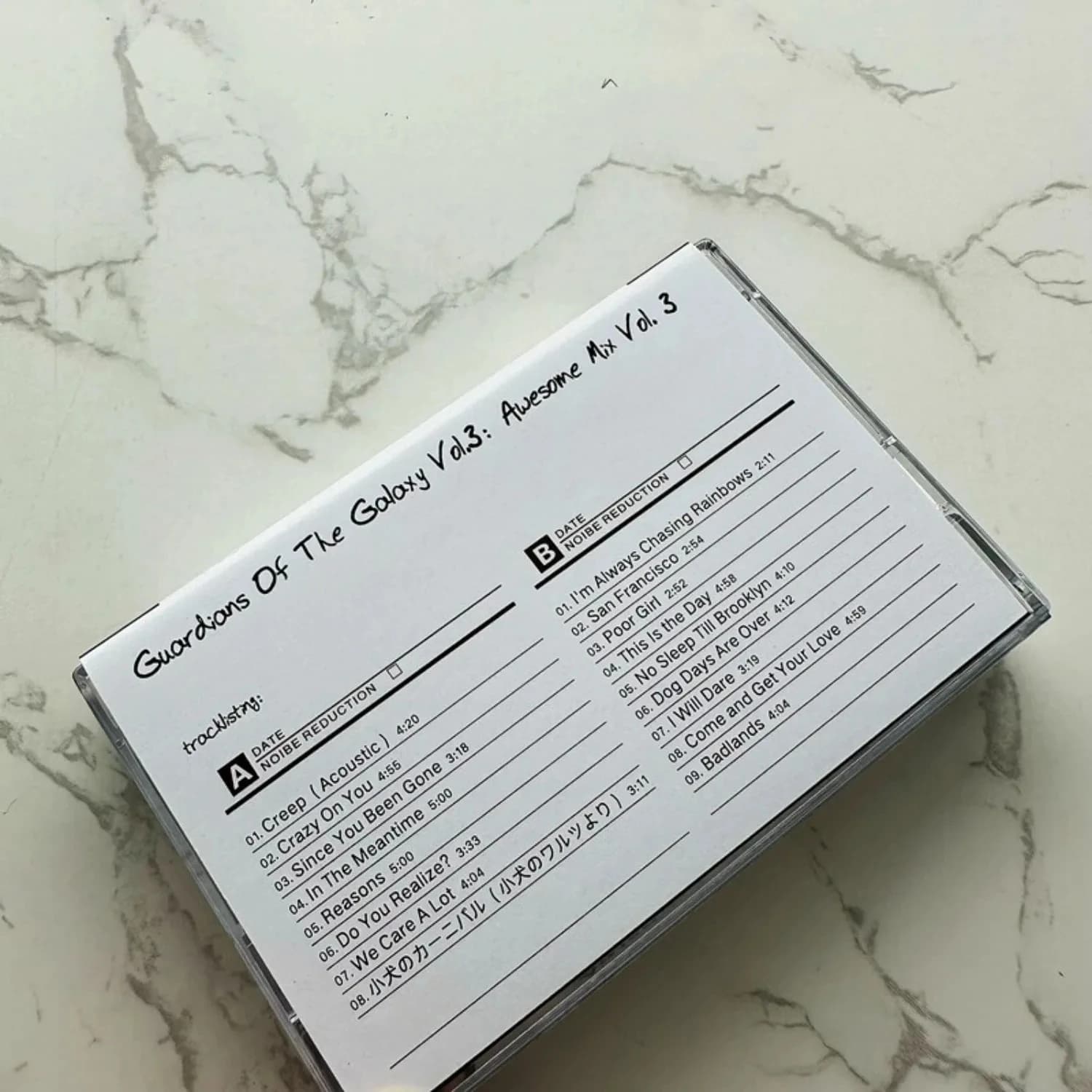 Cassette de musique pop de style science-fiction rétro occidental, avec illustration artistique Rainbow Orbit, morceau populaire atmosphérique et nostalgique