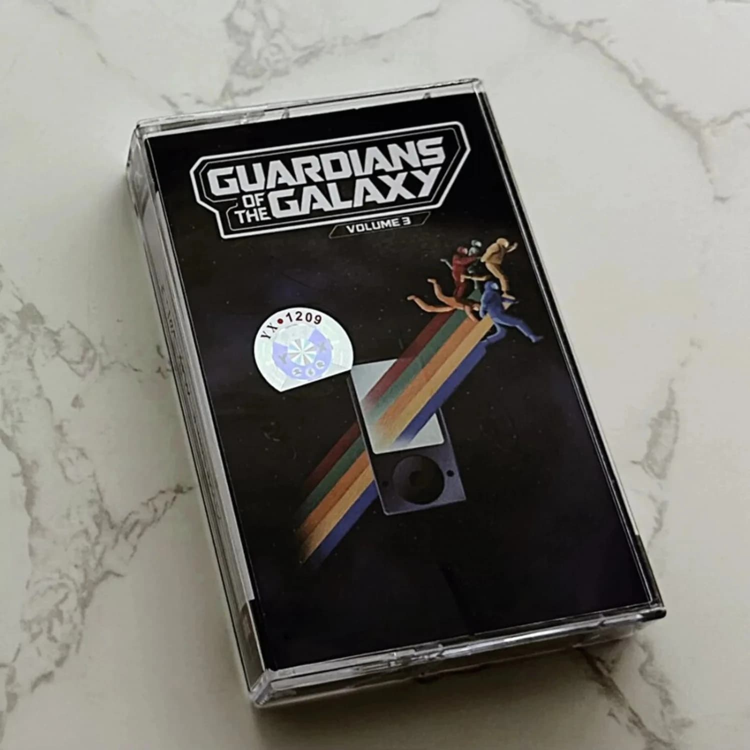 Cassette de musique pop de style science-fiction rétro occidental, avec illustration artistique Rainbow Orbit, morceau populaire atmosphérique et nostalgique