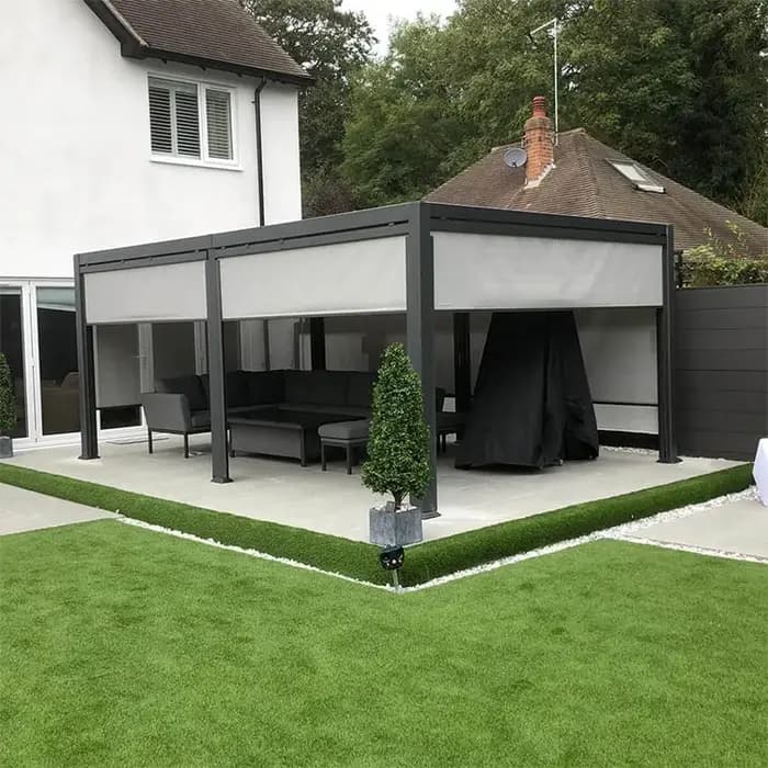Pergola à lames orientables autoportante gris et blanc pour jardin de luxe avec paroi latérale pare-